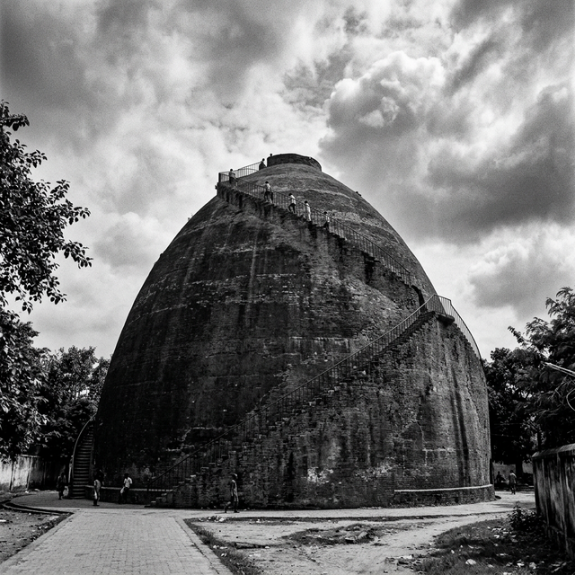 The colossal brick stupa-like granary, a sheer, unadorned structural mass