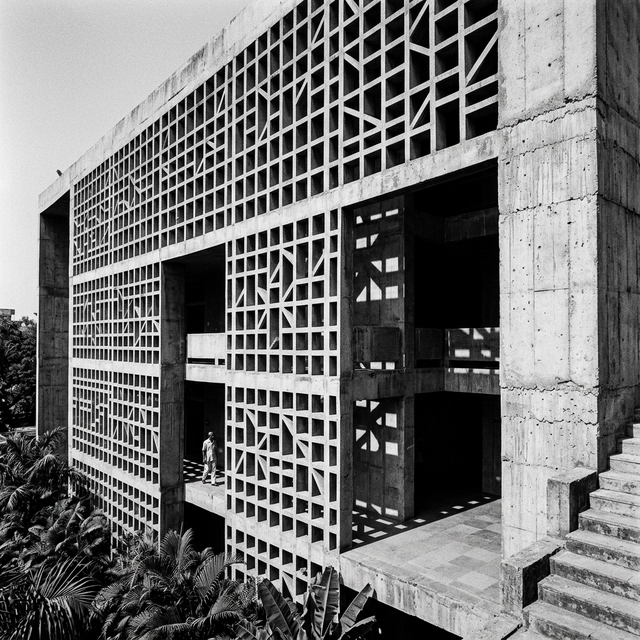 A severe concrete facade utilized to mitigate aggressive heat